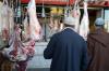 مغاربة يقبلون على محلات الجزارة ويلجؤون للحوم الدواجن بعد فشلهم في اقتناء أضحية العيد بسبب الغلاء